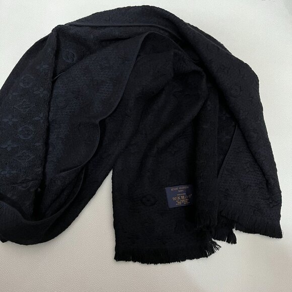 LOUIS VUITTON Monogram Black Wool Scarf - Picture 7 of 7